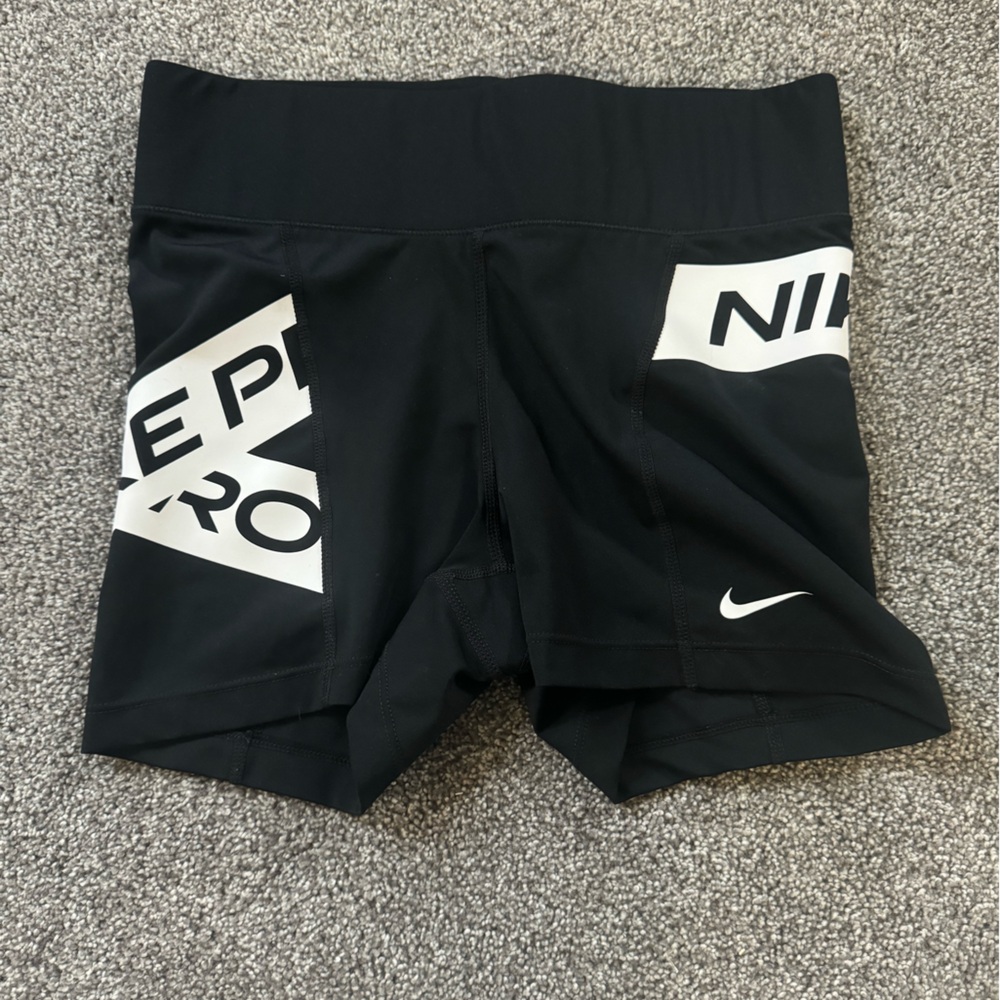 Nike shorts size small. Perfect condtion.